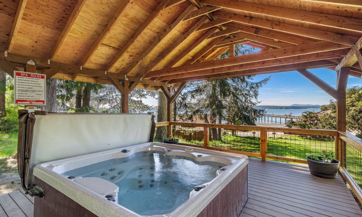 Eastsound Cabin | Garden Studio Cabin w/peek-a-boo views - 1 min walk to beach!