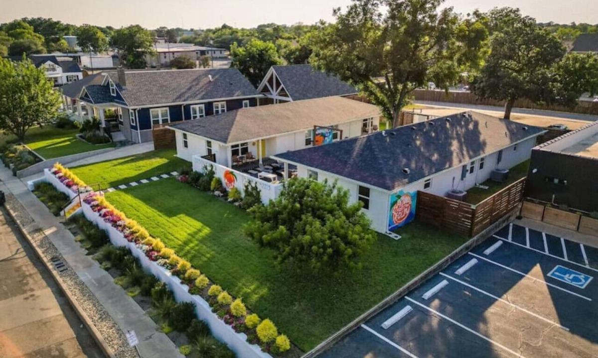 Austin Ave. House | Gather your group! ~ 4 Pet friendly homes + hot tub & fire pits ~ Sleeps 20