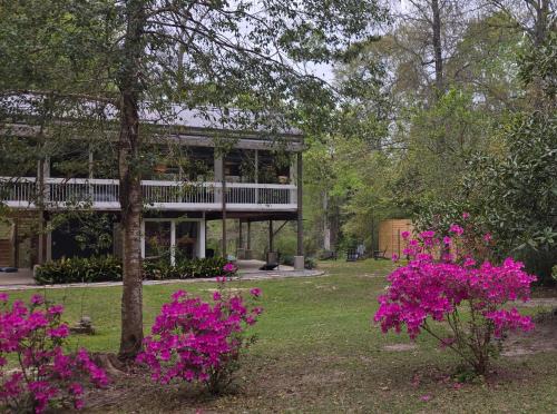 Covington House | Glass House retreat on scenic Bogue Falaya river