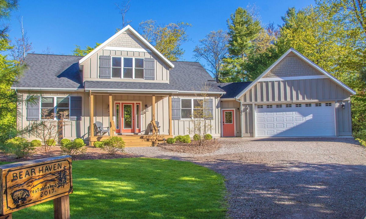 Empire Cabin | Glen Arbor, MI - Walk to Town ~ Home Theater ~ Pool Table ~ Bonfire