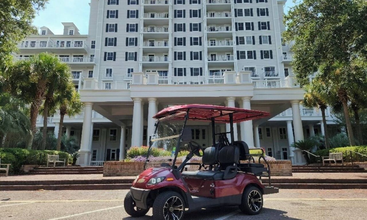 Baytowne Wharf Apartment | Golf Cart ~ 2nd Floor Studio ~ Kitchenette