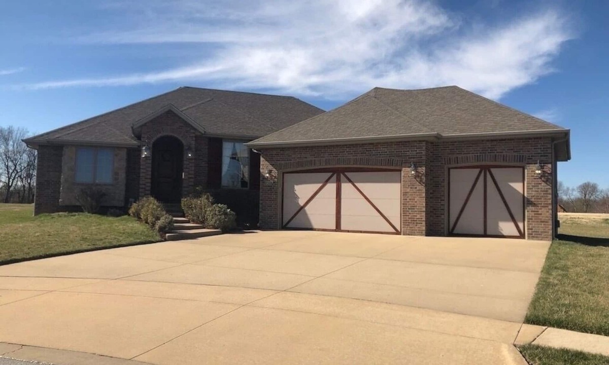 Brookline Station House | Golf Getaway! Perfect for Large Families! Only 10 minutes from the Airport!