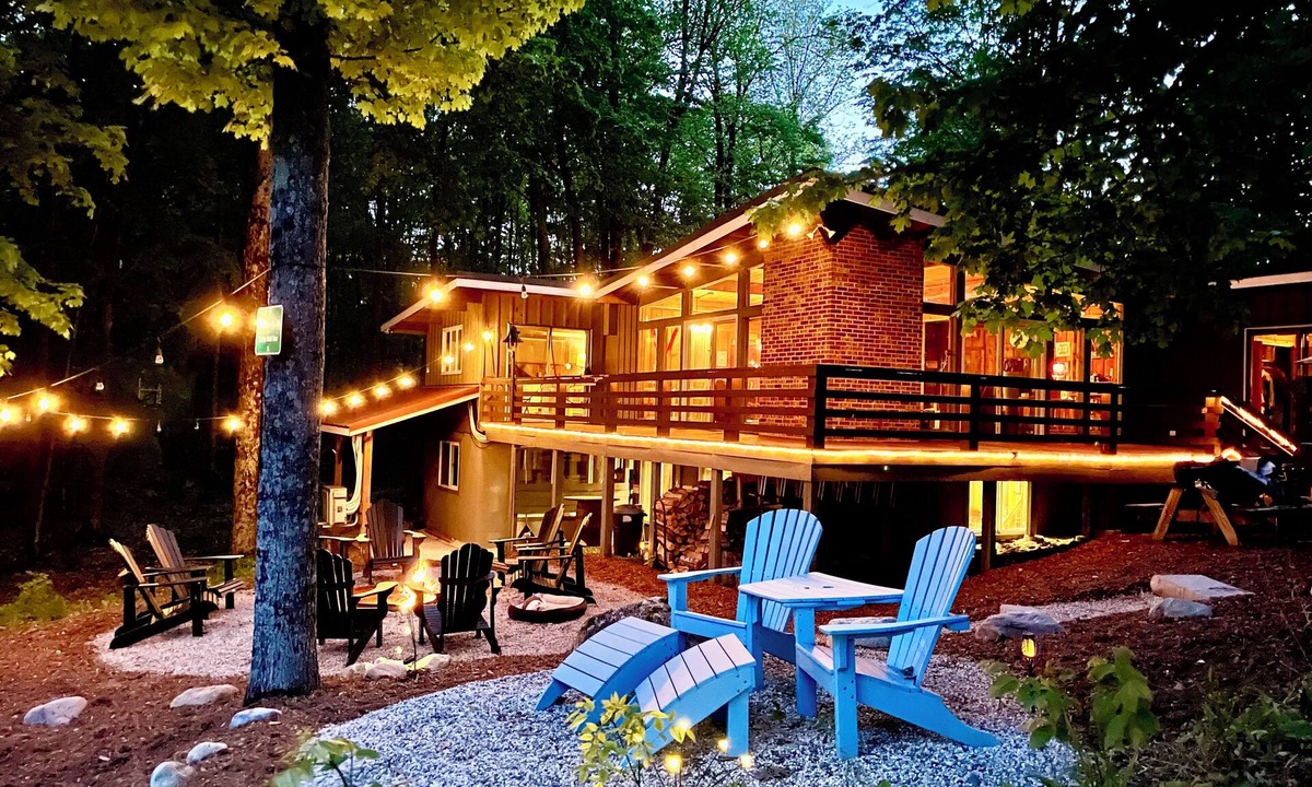 Bellaire House | Golf & Ski Retreat; Sleeps 13, Just 5 min to 6 Top Golf Courses
