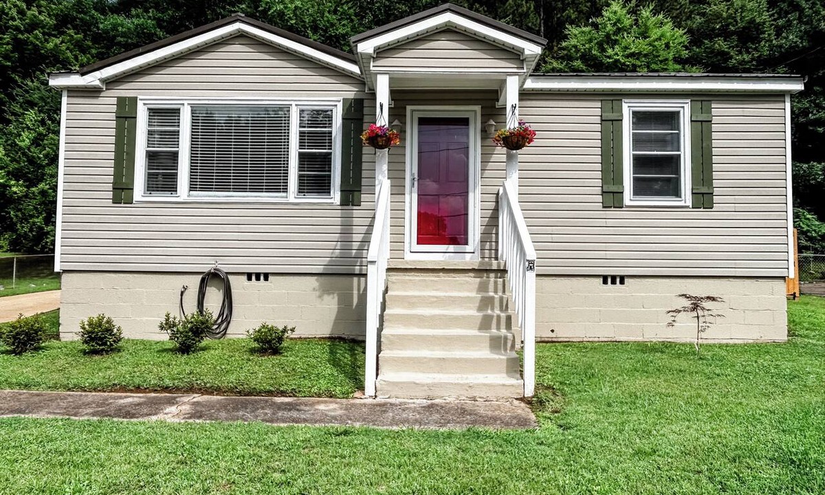 Weaver House | Good Vibes & Trail Rides! Cozy 2-bedroom home just off the Chief Ladiga Trail!