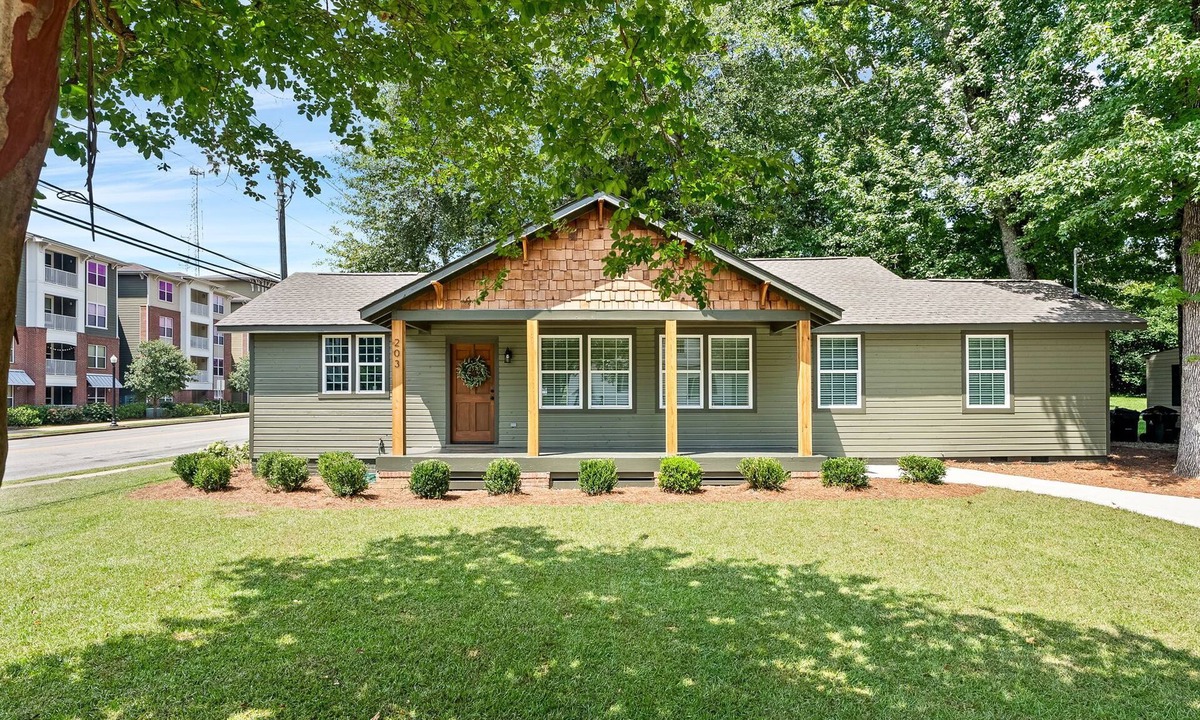 Auburn House | Gorgeous Auburn Getaway! BRAND NEW 3Bed/3Bath