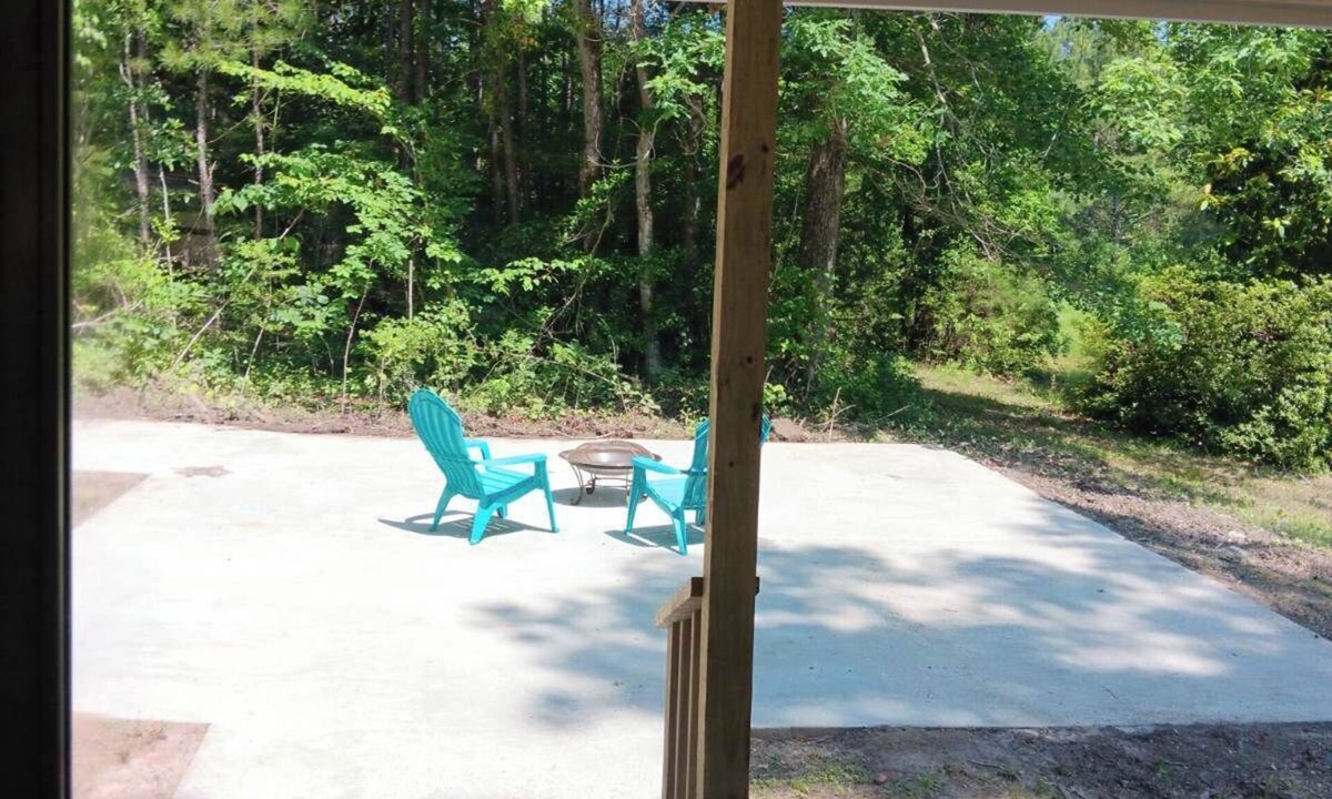 Clara Cabin | GREAT Cabin Near Maynor Creek! Just 25 min to home of HGTV Hometown Laurel, MS