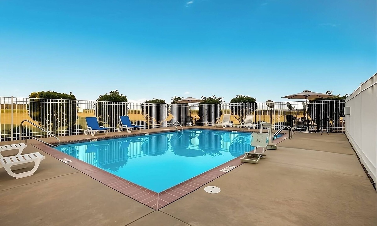 Saint Landry Hotel | Great Deals at Knights Inn Bunkie! Pool, Free Breakfast, Free Parking