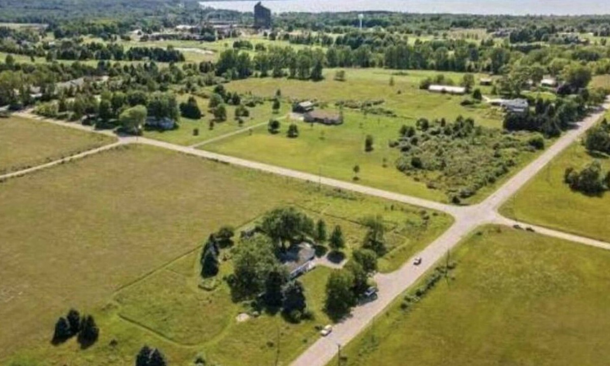 Acme House | Great home right next to the HORSE SHOW! A perfect place for your visit!