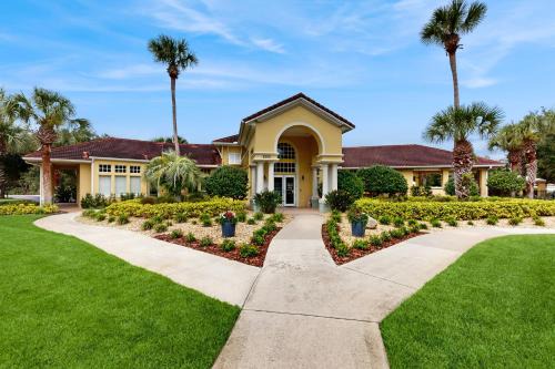 Palm Coast House | Ground floor waterview condo with resort amenities, private patio and pool