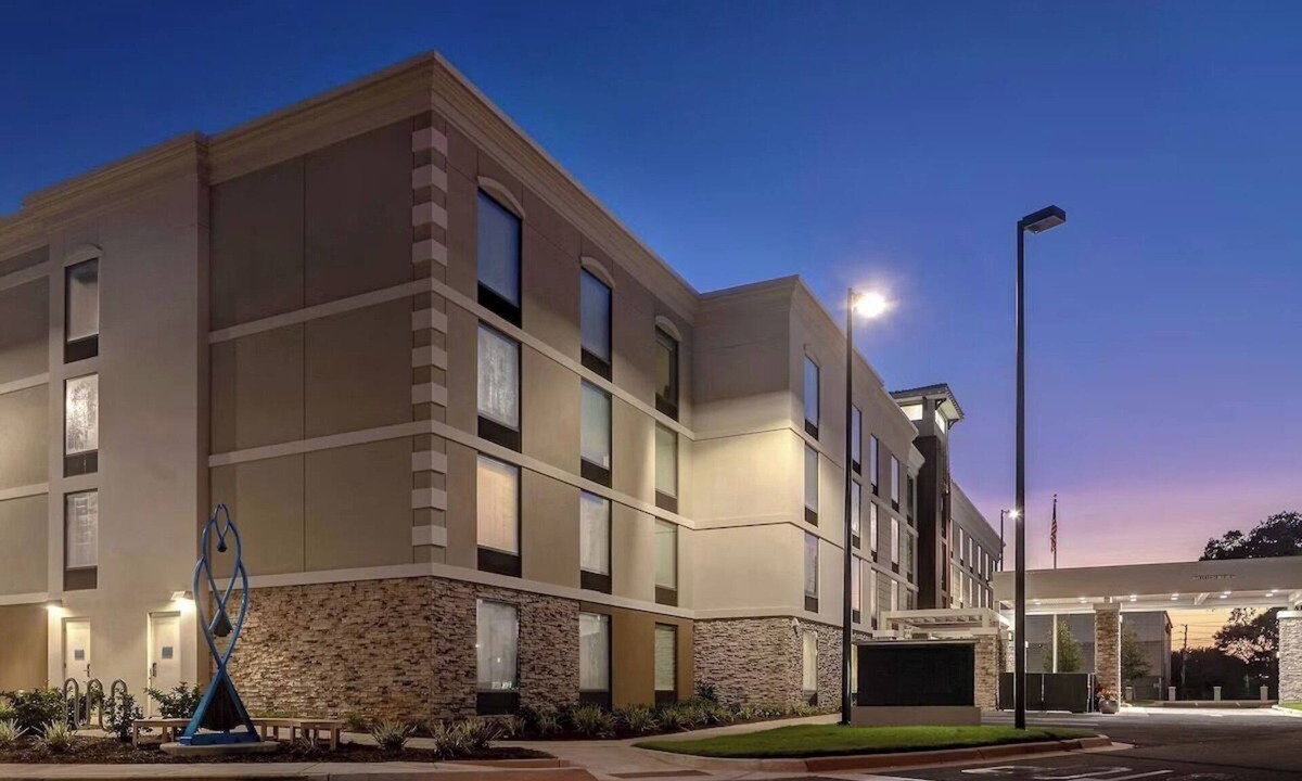 Pensacola Hotel | Gulf Breeze 2 Queen Studio w/Breakfast & Pool