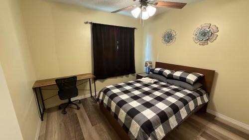 Englewood Park House | H8 Private Room with Smart TV Near Everything