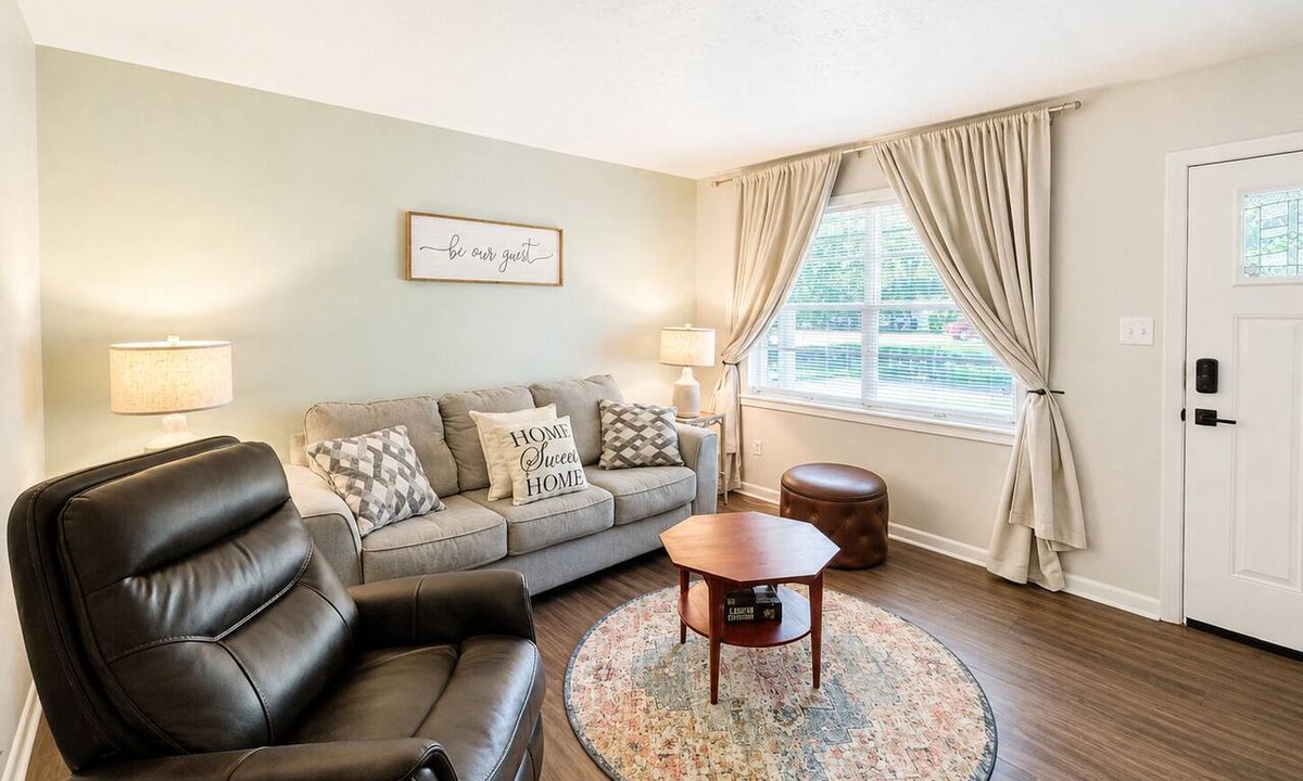 Dothan House | Hailey's Retreat- 3/2 Cozy & Spacious Home + Sunroom- 6 min to Downtown Dothan!