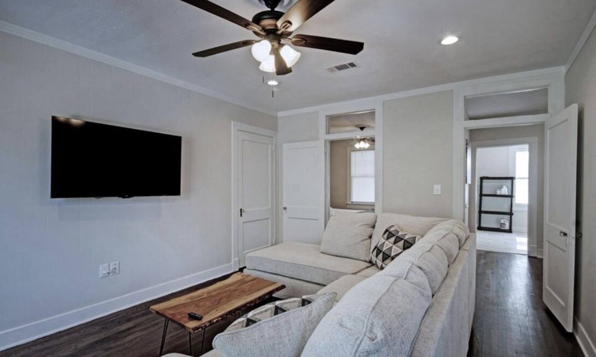 Clinton Apartment | Heart Welcoming Home ! Minutes Away From A Theater & Local Foods!!