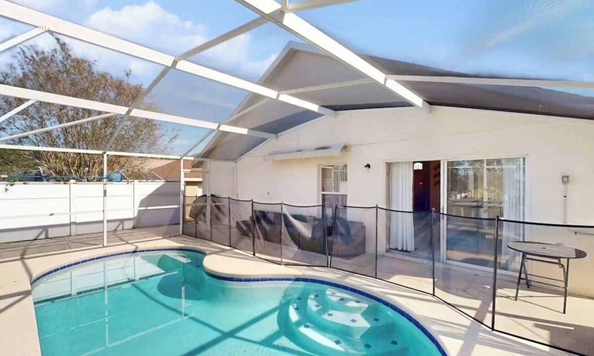 Florida Pines House | Heated Pool House near Disney World | Pet Friendly