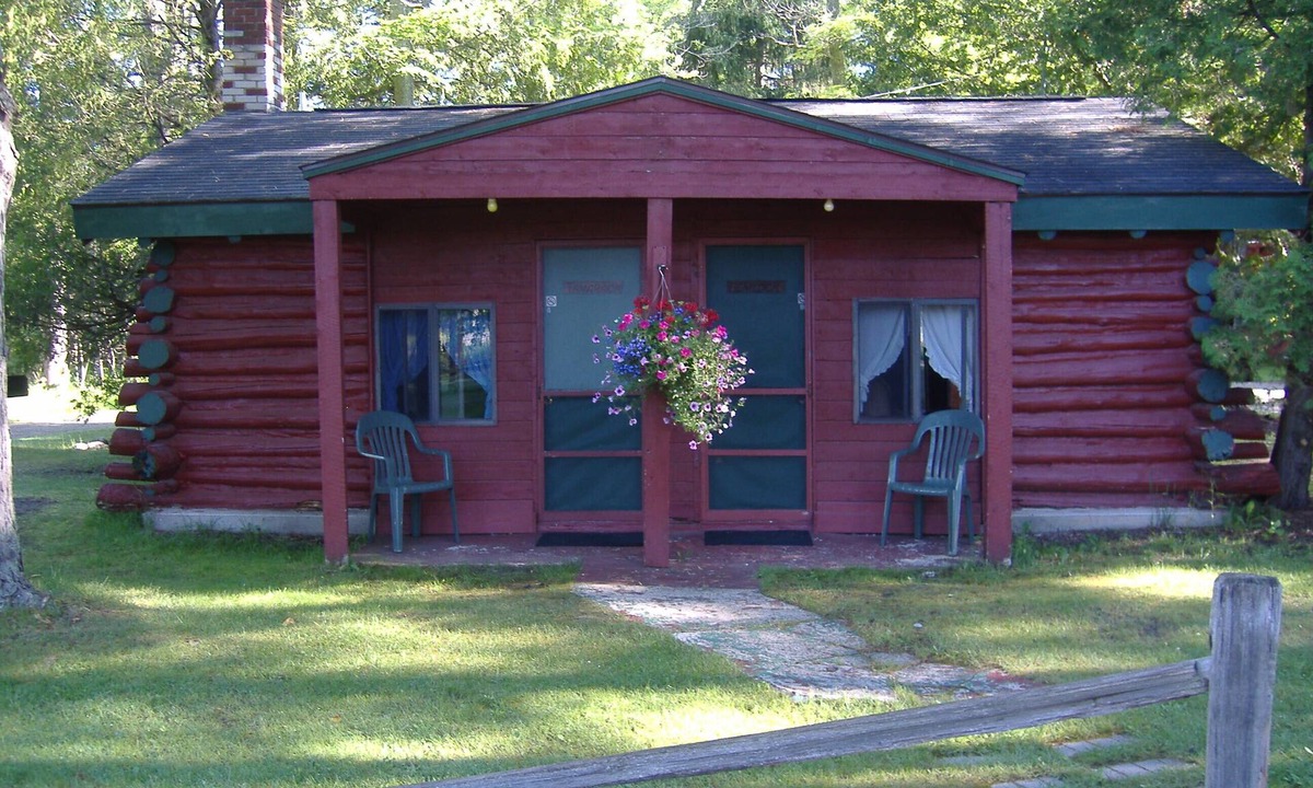 Grawn Resort | Hemlock Logroom - Ellis Lake Resort - Interlochen/Traverse City