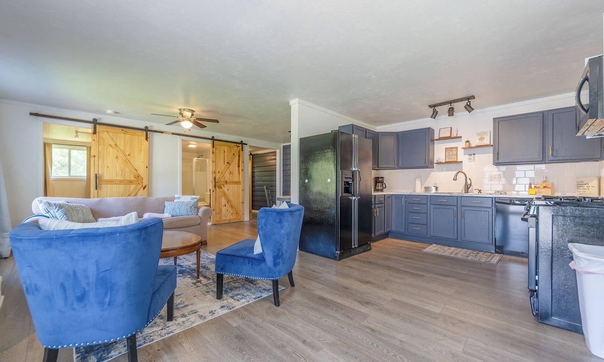Douglas House | Hickory Cottage: Cozy 2-Bedroom in Douglas, MI, close to beaches, downtown, antiques and more!*