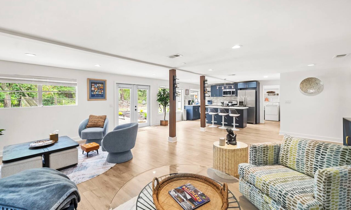 Southside House | Hidden Gem- 3500+SQFT Home- Mins to everything!