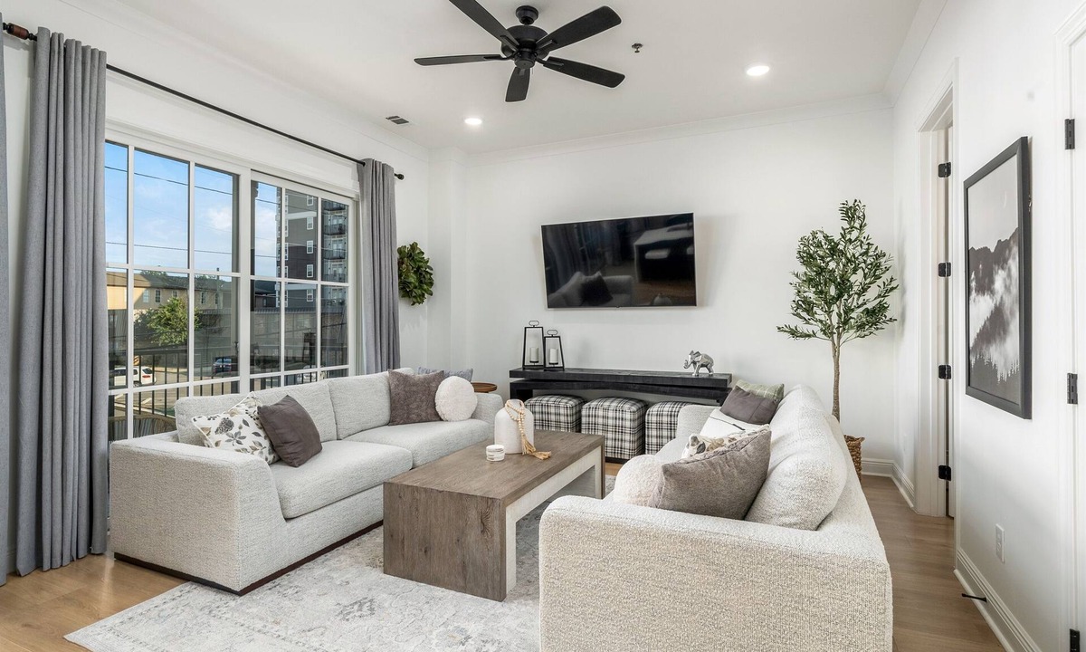 Tuscaloosa House | Highend Stadium View Home, Pool & Game Room Garage