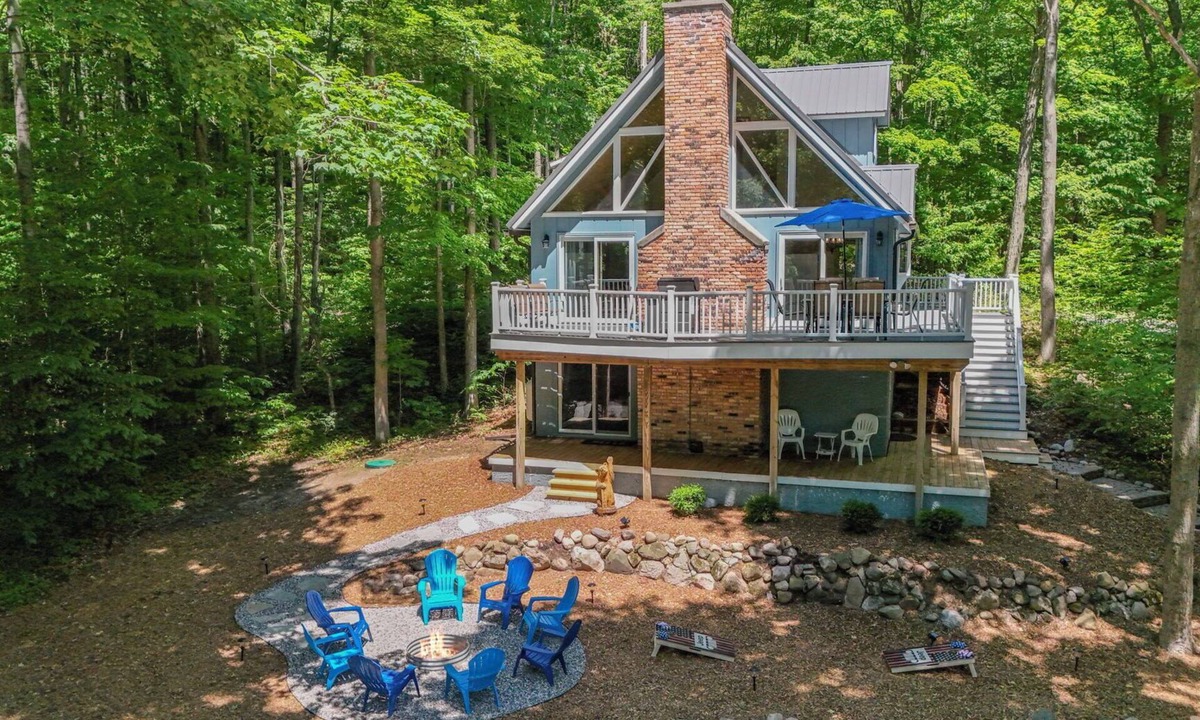 Bellaire Ski Chalet | Hilltop Hideaway Chalet UpNorth Shanty Creek, 3 Kings+Game Room+Firepit+Golf+Ski