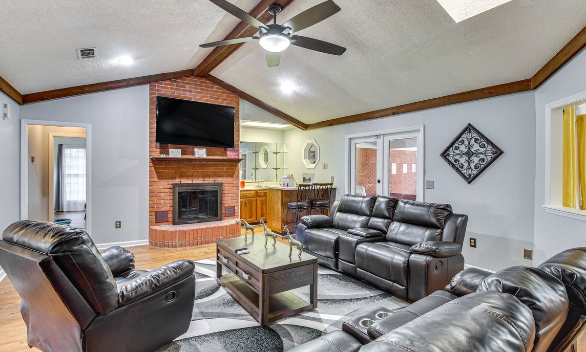 Hinesville House | Home 2.5 Mi to Fort Stewart w/Heated Pool