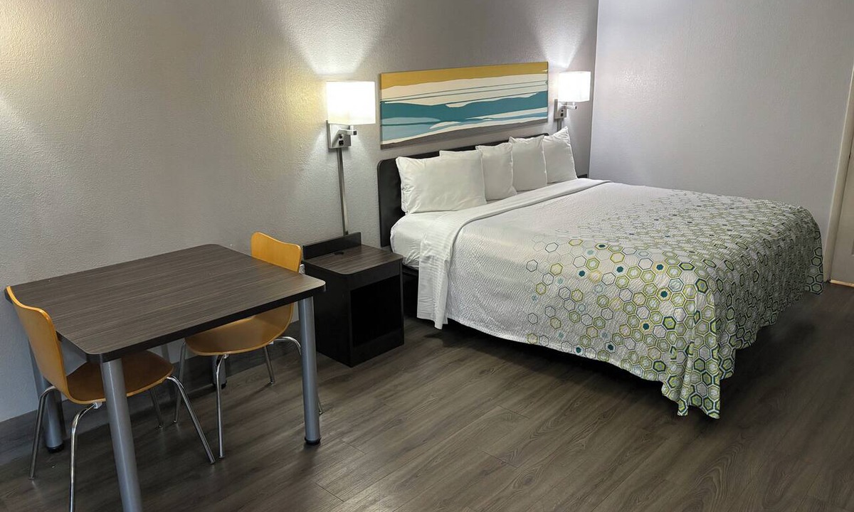 Crestline Heights Hotel | HomeTowne Studios by Red Roof Birmingham - Highway 280