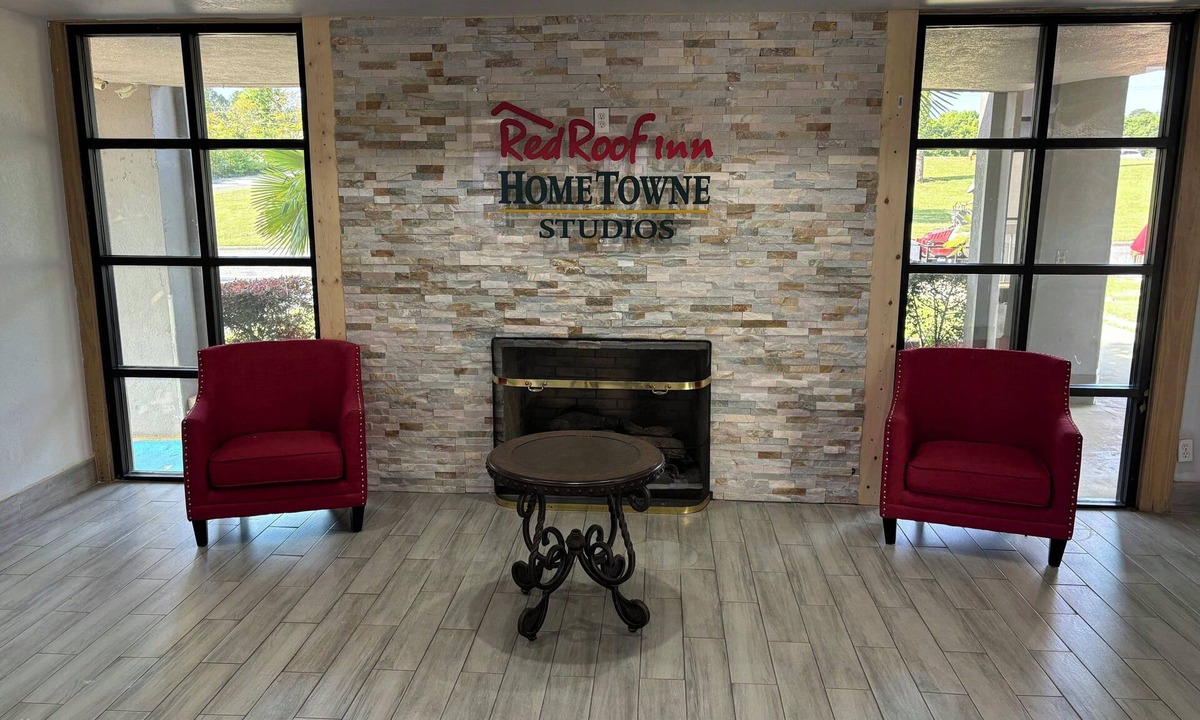 Lake Purdy Hotel | HomeTowne Studios By Red Roof Birmingham
