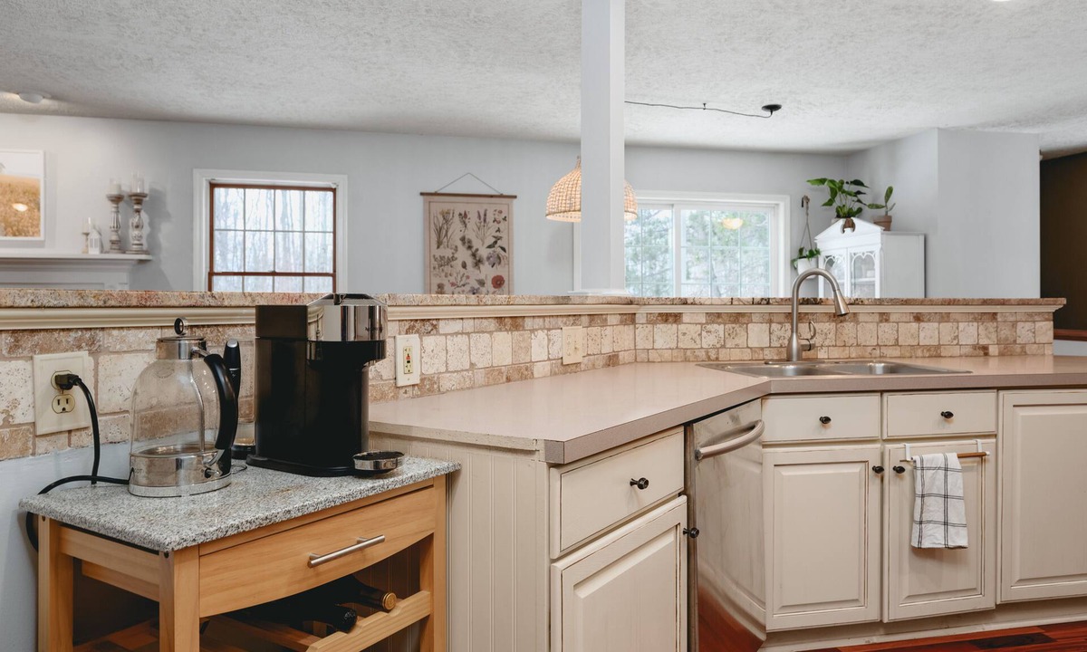 Williamsburg Cottage | Horse Show Stay, 5 minutes from Flintfields park, dog friendly with fenced yard