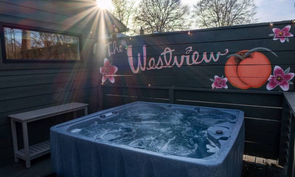 Westview House | Hot tub | Fire Pit | Sleeps 10 | Arcade Games