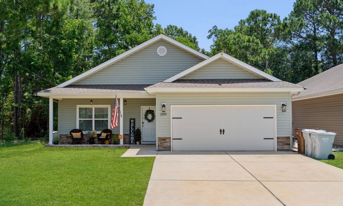 Navarre House | Hot Tub/Fire Pit/Star Wars Room/Military Friendly