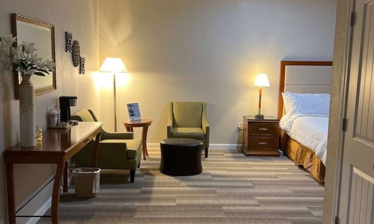 Laurel Bed & Breakfast | Hotel Pinehurst- Central Ave Suite 208