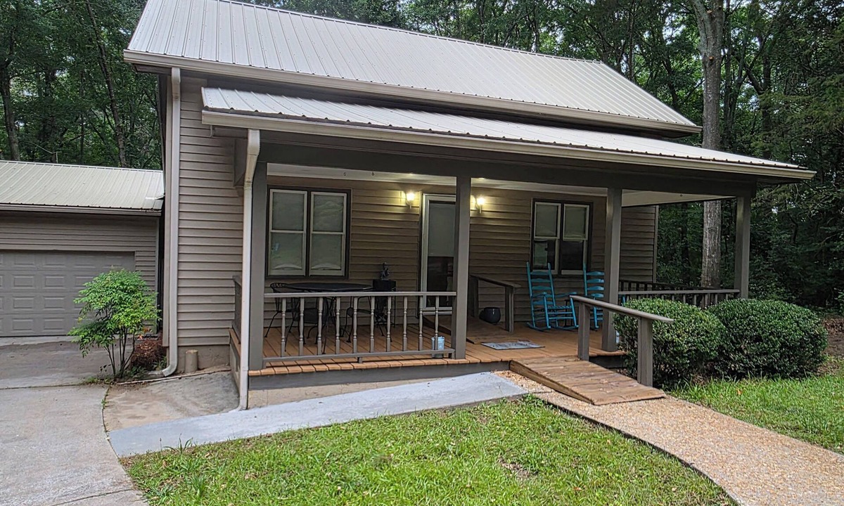 Hartwell House | House in 3-acre woods, YMCA walkable, Hartwell 2 min, lake 10 min, Opal Retreat