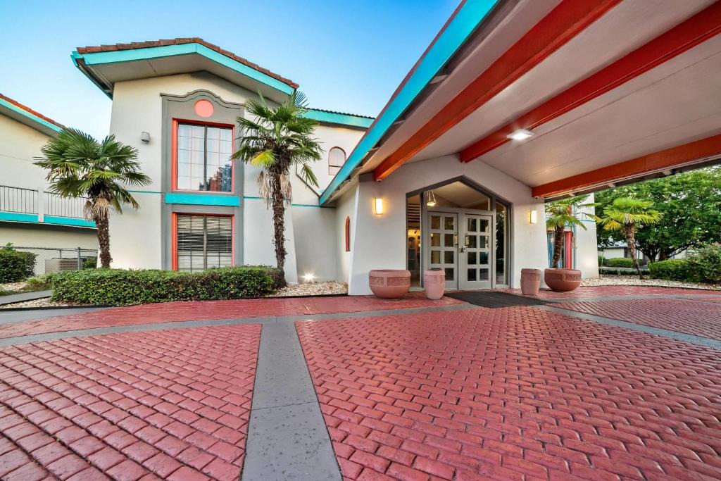Columbus Hotel | Howard Johnson by Wyndham Columbus Fort Benning