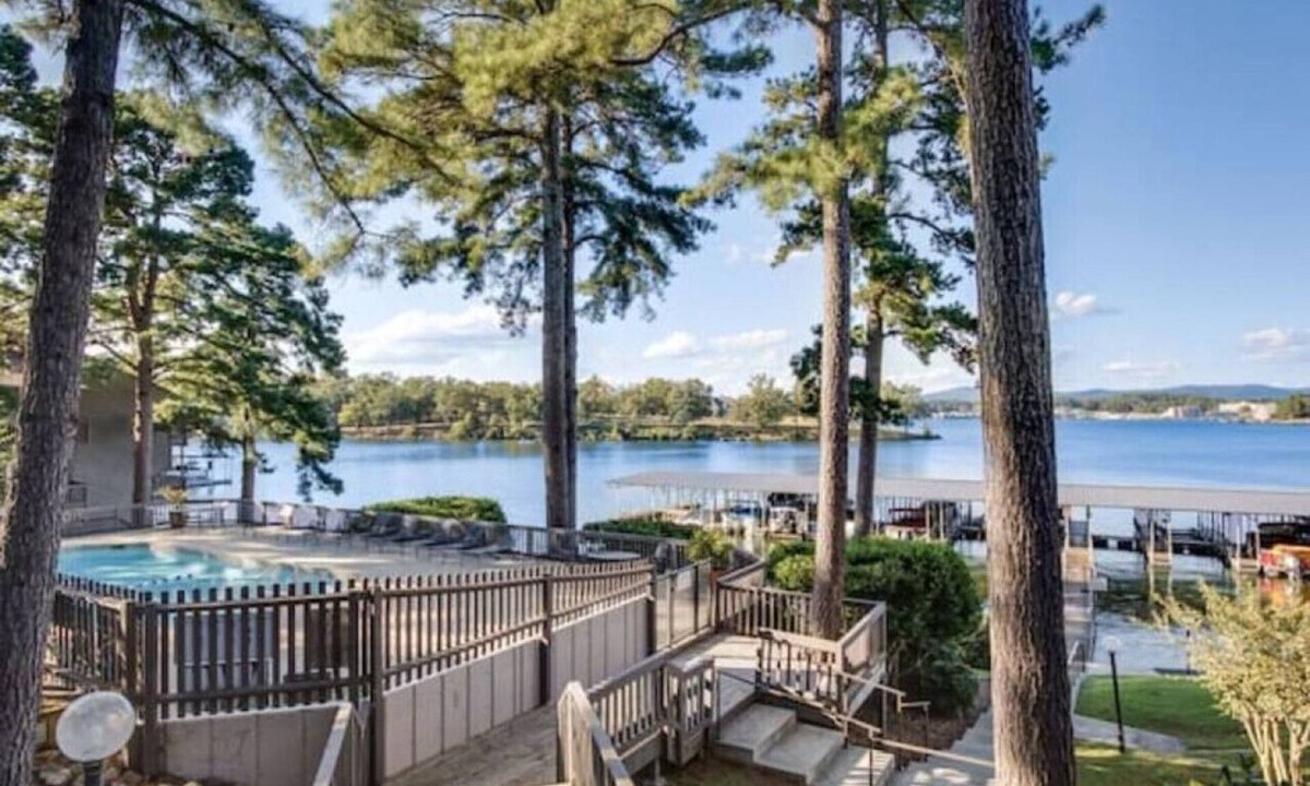 Lake Hamilton Condo | HUGE 3BR LAKE CONDO! Gated & Perfect For Families!