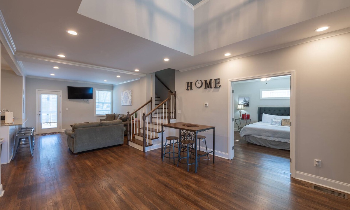 South Atlanta House | Huge 5BR Retreat w27ft Deck & Chef Kitchen 12 Mins From Airport & Benz Stadium