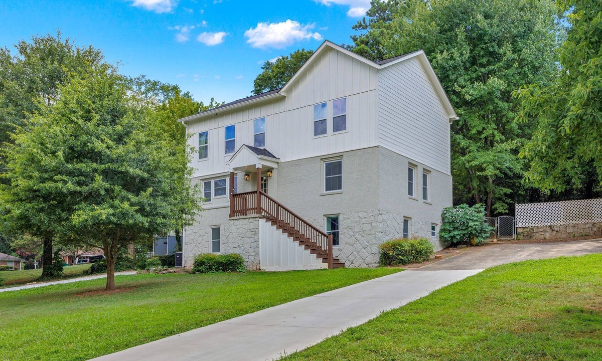 Belvedere Park House | Huge home , 5 Bedrooms, Sleeps 16