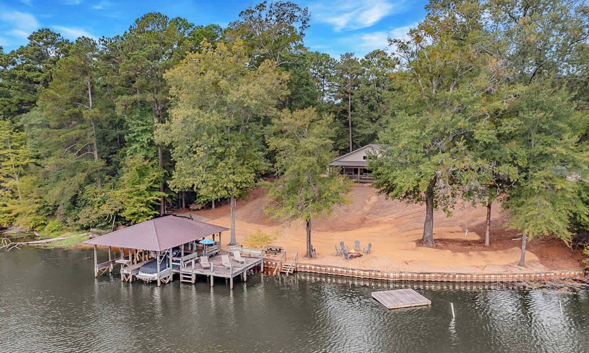 Homer House | Huge Lakefront Camp - Sleeps 20 - Luxe & Clean - Great Location