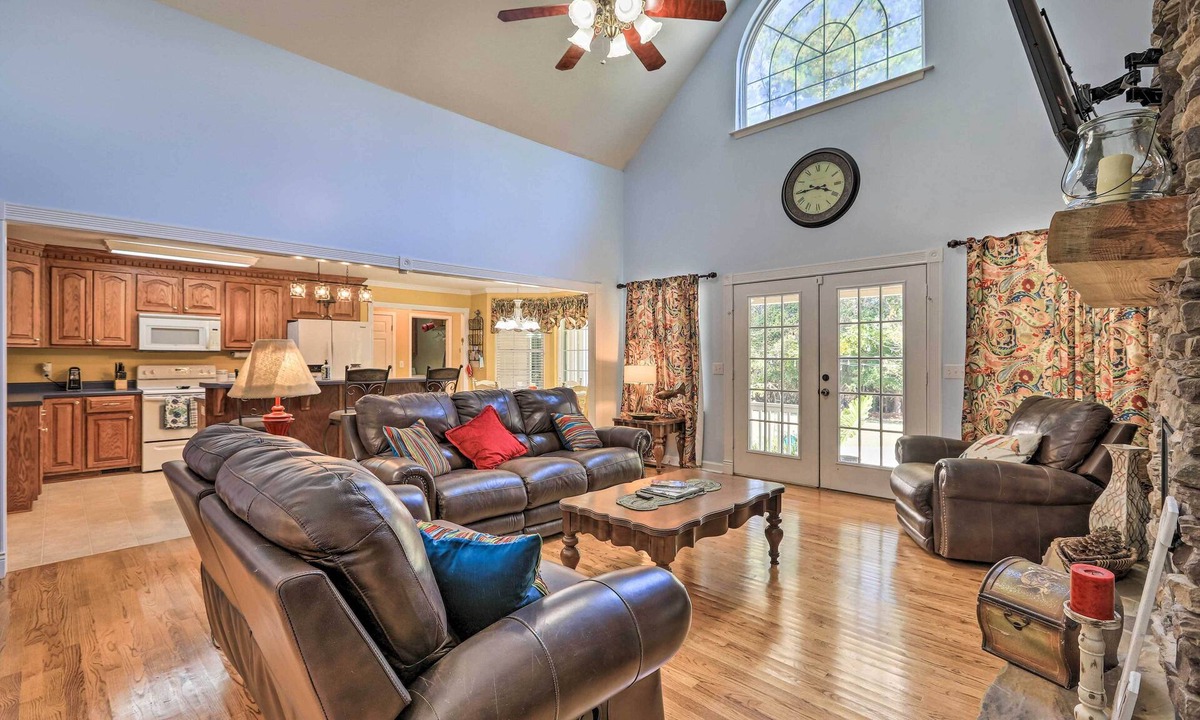 Hawkinsville House | Idyllic Hawkinsville Retreat: Large Fire Pit!