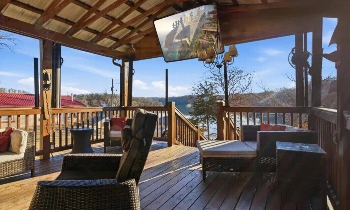 Edwards House | Incredible View, Spacious 3-bedroom house, with large deck in peaceful cove 60mm