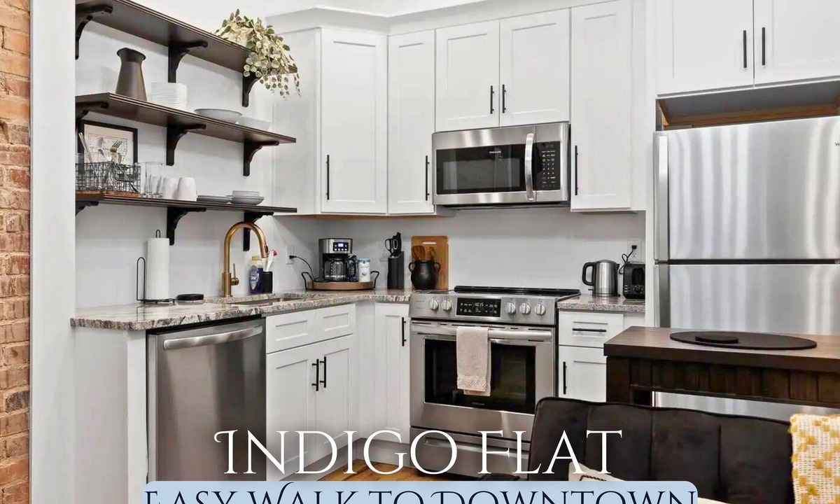 MLK University Apartment | Indigo Flat: Chic Retreat in Downtown Chattanooga