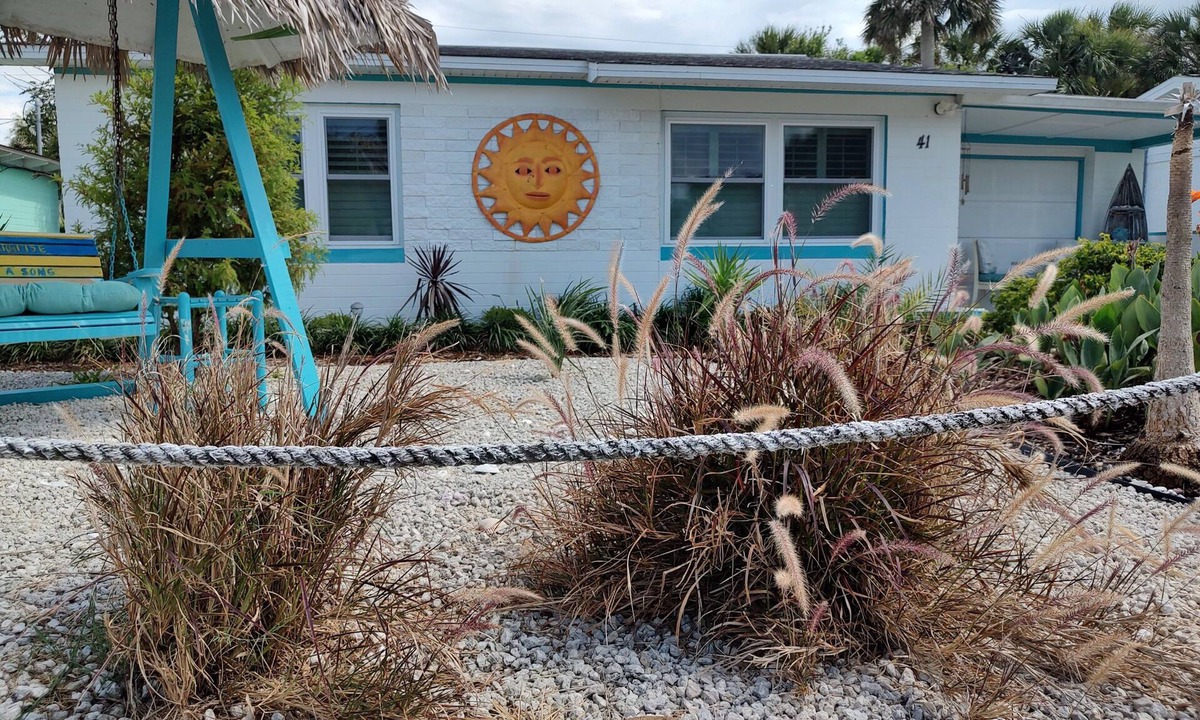 Ormond Ocean Gard House | Island life, tiki deck, short walk to beach and parks, close to shopping