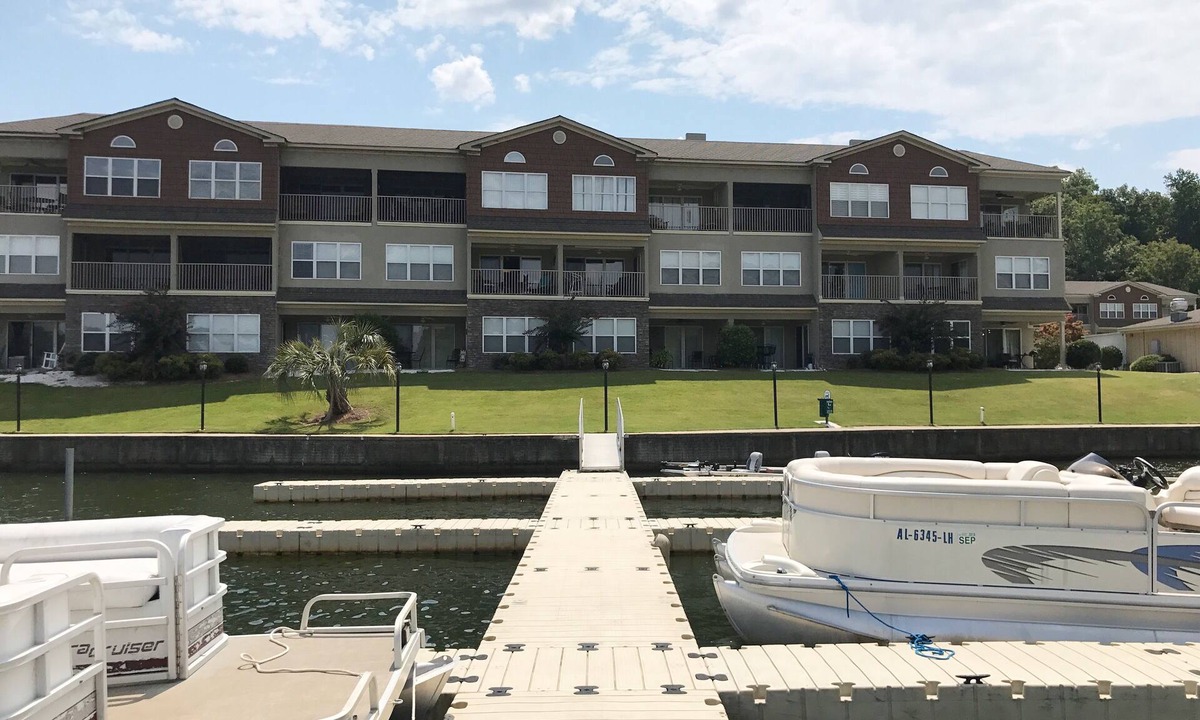 Alexander City Condo | It's time for Auburn Football! Book now. 6 sleeping places