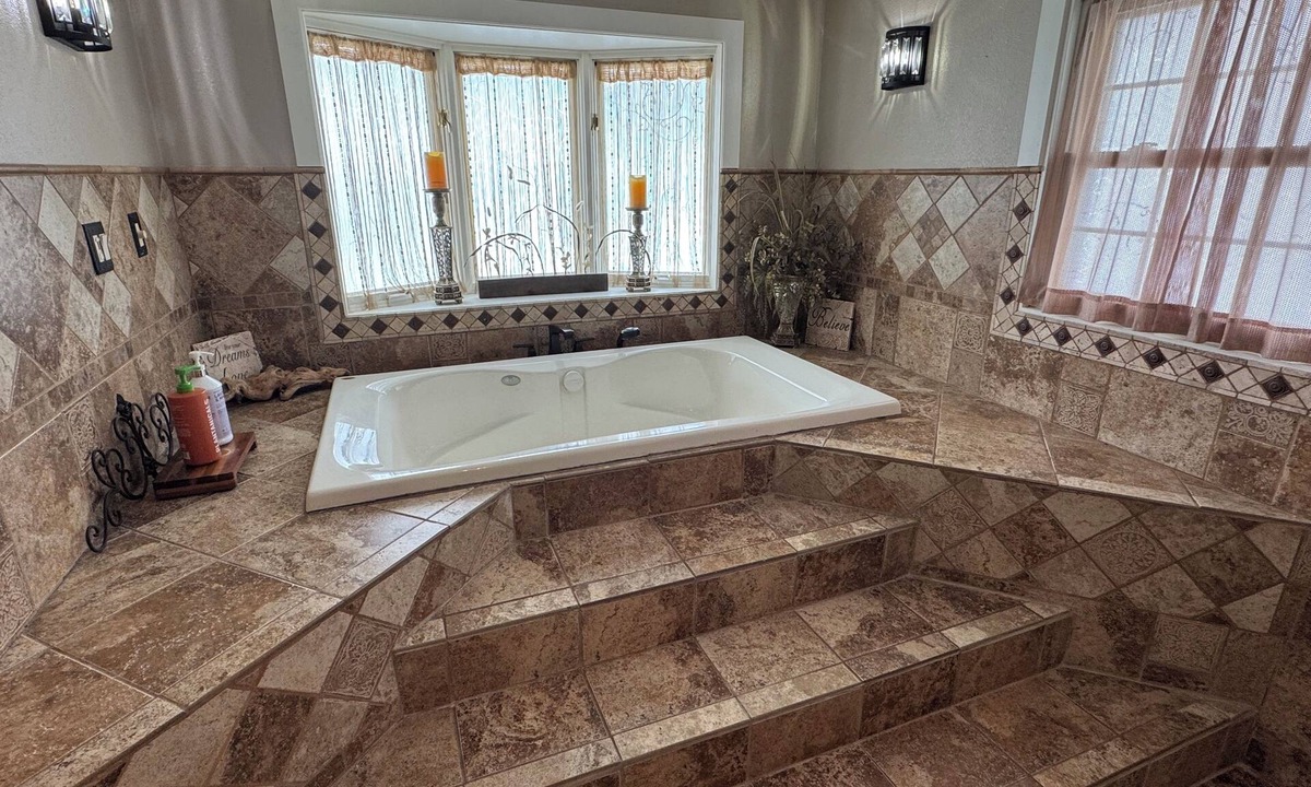 Iron Mountain House | Jacuzzi suite bungalow