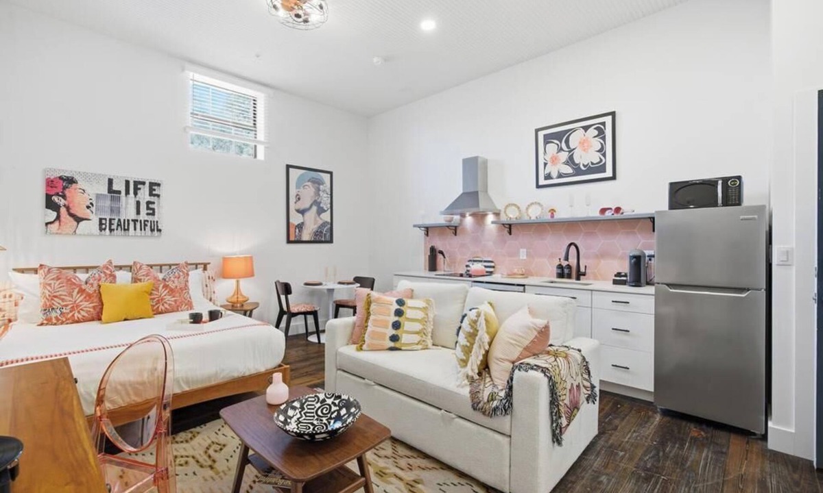 Downtown Jacksonville Apartment | Jazzy Studio at the Raven Pool Onsite Paid Parking