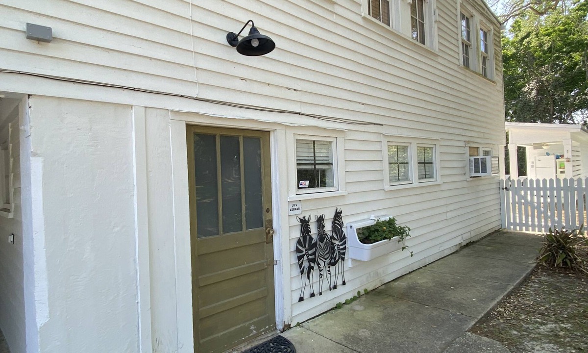 Old Town House | JD’s Zebras - Redesigned Historic School Guesthouse, Old BSL, Steps to Beach