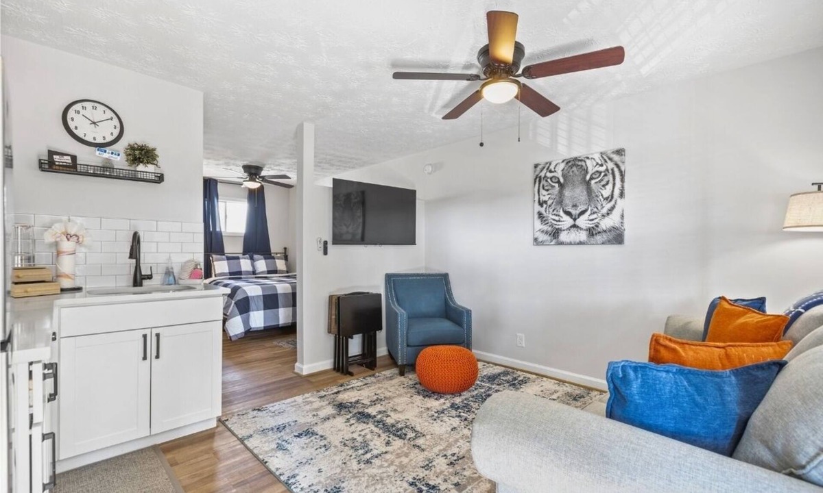 Auburn Condo | Jordan Hare Views & Walk to Campus - Queen Bed+ Sleeper Sofa