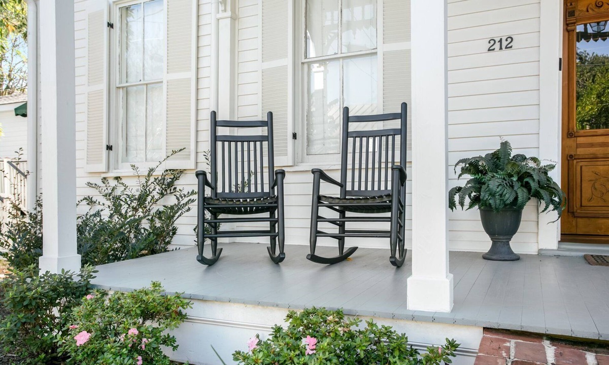Natchez Cottage | Katie's Cottage | 3/3 Historic Home, Washer/Dryer, Full Kitchen