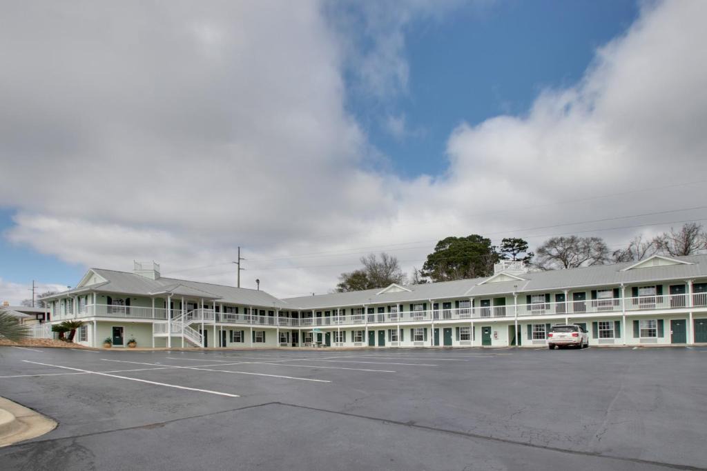 Millbrook Hotel | Key West Inn - Millbrook