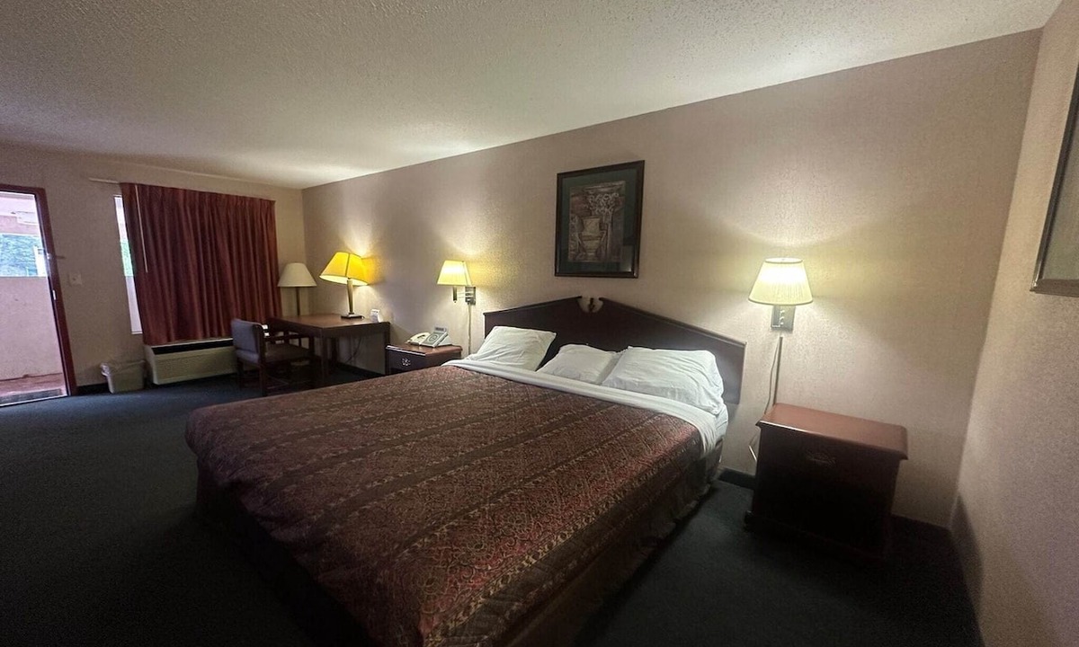 Macon Apartment | King Bed|Non-Smoking