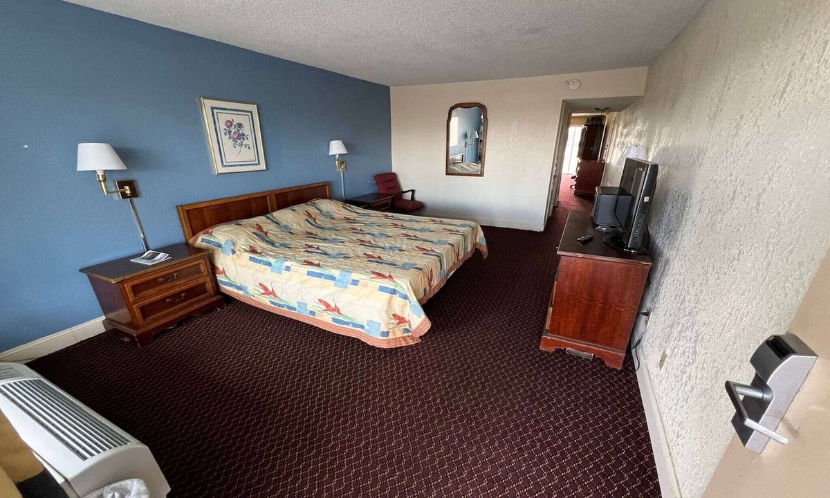 Milledgeville Apartment | King Bed Smoking with Kitchenette