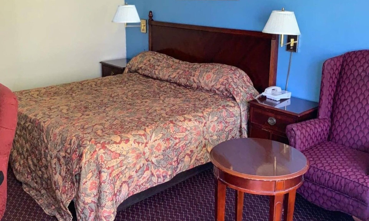 Milledgeville Apartment | King Bed with Jetted Tub